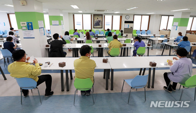 [대구=뉴시스] 이영환 기자 = 신종 코로나바이러스 감염증(코로나19) 사태 안정화를 위한 사회적 거리두기 운동인 328 대구시민 운동이 진행중인 25일 오후 대구 중구 계명대학교 대구동산병원 의료진 식당에서 의료진들이 점심식사를 하고 있다. 2020.03.25.&nbsp;&nbsp; 20hwan@newsis.com