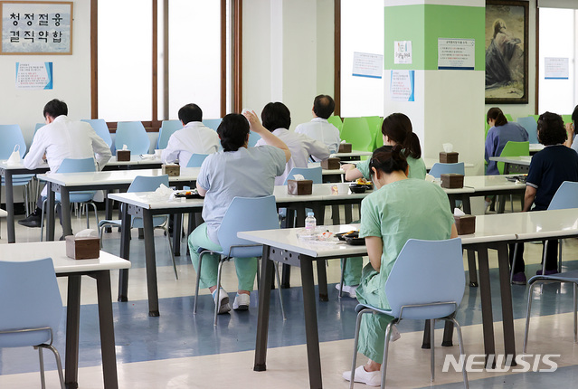 [대구=뉴시스] 이영환 기자 = 신종 코로나바이러스 감염증(코로나19) 사태 안정화를 위한 사회적 거리두기 운동인 328 대구시민 운동이 진행중인 25일 오후 대구 중구 계명대학교 대구동산병원 의료진 식당에서 의료진들이 점심식사를 하고 있다. 2020.03.25.   20hwan@newsis.com