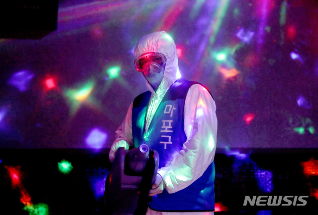 [서울=뉴시스]김병문 기자 = 마포구 방역 관계자가 지난달 서울 마포구의 한 노래방에서 신종 코로나 바이러스 감염증(코로나19) 예방을 위한 방역 소독 작업을 하고 있다. 2020.03.25. dadazon@newsis.com