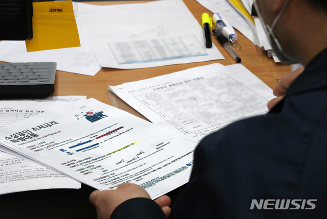 [서울=뉴시스] 고범준 기자 = 신종 코로나바이러스 감염증(코로나19)으로 피해를 입은 소상공인에 대한 경영안정자금 직접대출 접수가 시작된 25일 오후 서울 종로구 소상공인시장진흥공단 서울중부센터에서 소상공인들이 접수를 하고 있다. 2020.03.25.&nbsp; bjko@newsis.com