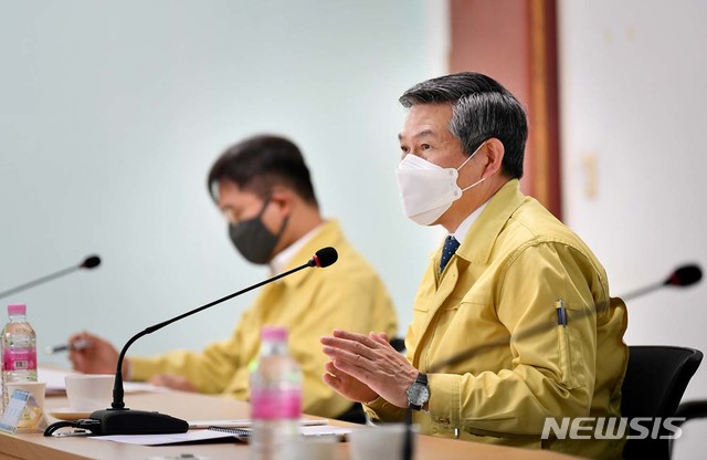 [서울=뉴시스]정경두 국방부 장관이 25일 국군의학연구소를 방문해 비군사적 안보위협 대비현황을 점검하고 있다. (사진=국방부 제공) 2020.03.25. photo@newsis.com