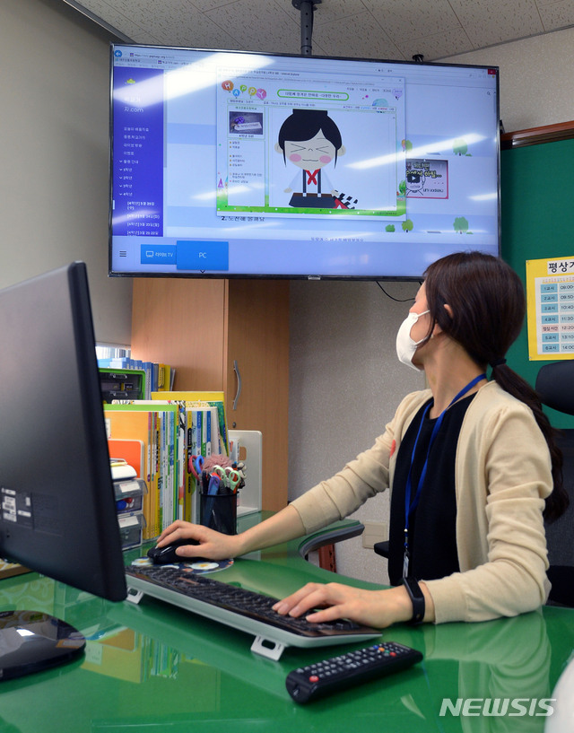 [대구=뉴시스] 이무열 기자 = 25일 오후 대구 달서구 월성동 신월초등학교 한 교실에서 담임교사가 온라인 교실인 ‘학교가자.com’에 올라온 수업자료와 학생들이 올린 숙제를 확인하고 있다. 이날 교육부는 신종 코로나바이러스 감염증(코로나19) 여파로 개학이 5주간 미뤄진 상황에 맞춰 원격수업을 학교의 수업일수로 인정하는 방안을 추진키로 했다. 2020.03.25. lmy@newsis.com
