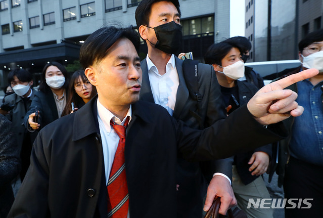 [서울=뉴시스]홍효식 기자 = 손석희 JTBC 대표이사 사장에게 불법 취업 청탁과 금품 요구 등 공갈미수 혐의를 받고 있는 김웅 프리랜서 기자가 25일 오후 서울 마포구 서부지법에서 열린 공판을 마친 뒤 나서고 있다. 2020.03.25. yesphoto@newsis.com