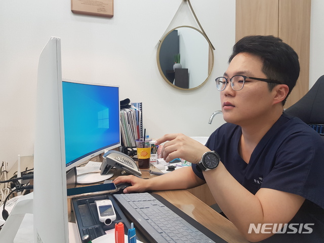 [서울=뉴시스]이창환 기자=지난 25일 오후 서울 성북구 소재 병원에서 의사 이태인(38)씨가 뉴시스와 인터뷰를 하고 있다. 이씨는 2010년 3월26일 천안함 피격 당시 군의관으로 현장에 투입됐다. 2020.03.25. leech@newsis.com