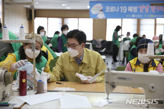 [서울=뉴시스]서울 강동구청 5층 대강당에서 진행된 '직접 만들어 오래 쓰는 천 마스크' 행사 모습. (사진=강동구 제공) 2020.03.26. photo@newsis.com 