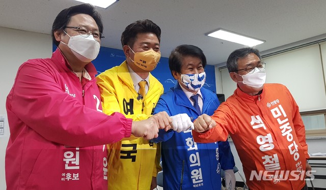 [창원=뉴시스] 홍정명 기자=제21대 국회의원선거 후보등록 첫날인 26일 오전 경남 창원시의창구선관위 사무실에서 미래통합당 강기윤(왼쪽부터), 정의당 여영국, 더불어민주당 이흥석, 민중당 석영철 후보가 취재진의 요청에 주먹 인사로 포즈를 취하고 있다.2020.03.26. photo@newsis.com