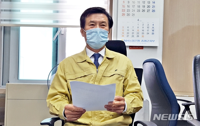 [증평=뉴시스]강신욱 기자 = 홍성열 충북 증평군수가 26일 신종 코로나바이러스 감염증(코로나19) 추가 확진자 발생과 관련해 브리핑을 하고 있다. 2020.03.26. ksw64@newsis.com 