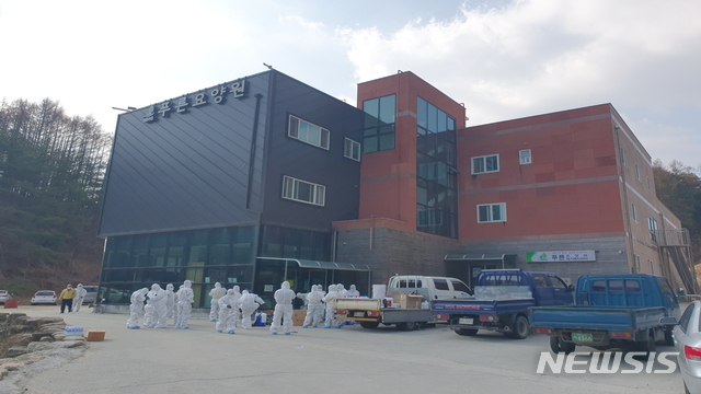 [봉화=뉴시스] 김진호 기자 = 봉화군보건소 직원들이 푸른요양원을 대대적으로 방역소독하고 있다. (사진=봉화군 제공) 2020.03.26 photo@newsis.com