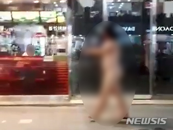 [음성=뉴시스] 인진연 기자 = 충북 음성군 중심지를 알몸상태로 활보하는 여성. (사진=독자 제공) 2020.03.26 photo@newsis.com