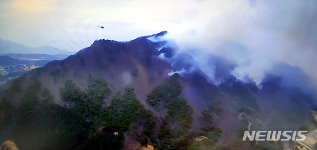 [철원=뉴시스] 김경목 기자 = 산림청 산림항공본부 초대형헬기가 26일 오후 강원 철원군 문혜리 야산에서 발생한 산불 지점으로 물을 투하하기 위해 비행하고 있다. 2020.03.26. (사진=강원도청 제공)photo＠newsis.com
