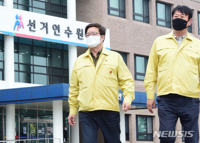 【수원=뉴시스】김경호 기자= 염태영 경기 수원시장이 26일 해외입국자 임시생활시설(선거관리위원회 선거연수원)을 점검하고 있다.