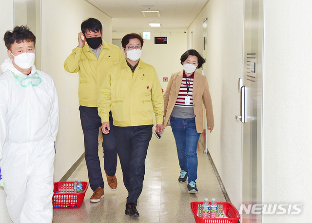 【수원=뉴시스】김경호 기자= 염태영 경기 수원시장이 26일부터 전국 최초로 운영되는 해외입국자 임시생활시설인 선거관리위원회 선거연수원을 점검하고 있다.