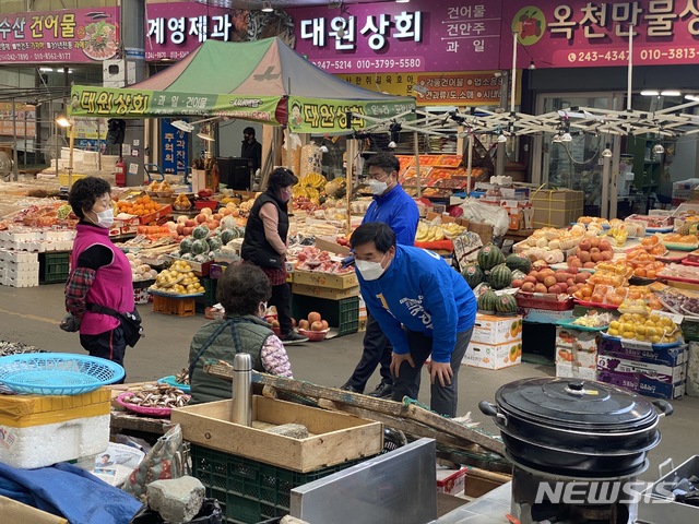 [포항=뉴시스] 강진구 기자 = 더불어민주당 오중기 후보는 26일 오전 포항북구 국회의원 후보 중 첫 번째로 북구선관위에 후보등록을 마치고 “정체된 포항의 성장과 멈춰버린 경제를 살려내라는 시민들의 명령을 완수하겠다"며 "정부여당의 힘으로, 오중기의 힘으로, 반드시 포항경제를 살려내겠다”고 밝혔다.사진은 첫 민생방문지로 죽도시장을 찾은 오중기 후보.(사진=오중기 후보 선거사무소 제공) 2020.03.26.  photo@newsis.com