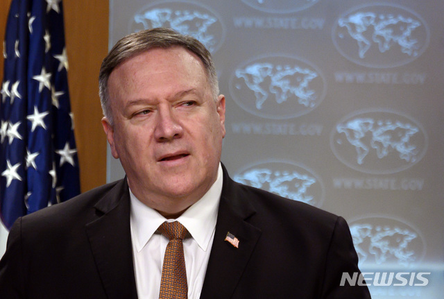 [워싱턴DC=AP/뉴시스] 마이크 폼페이오 미 국무장관이 25일(현지시간) G7 외교장관 화상회담을 마친 뒤 미 워싱턴DC 국무부 청사에서 기자회견을 하고 있다. 폼페이오 장관은 이날 G7 외교장관들이 중국이 신종 코로나바이러스 감염증(코로나19) 관련 허위 정보를 유포하고 있다는 데에 깊이 공감했다고 밝혔다. 2020.3.26.
