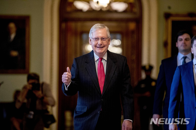 [워싱턴=AP/뉴시스] 미치 매코널 상원 공화당 원내대표가 25일(현지시간) 국회의사당에서 엄지를 치켜올리고 있다. 2020.03.26.&nbsp; 