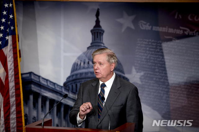 [워싱턴=AP/뉴시스]공화당 중진 린지 그레이엄 상원의원이 25일(현지시간) 워싱턴 국회의사당에서 기자회견 중인 모습. 그는 도널드 트럼프 행정부와 의회 지도부가 합의한 신종 코로나바이러스 감염증(코로나19) 대규모 경기부양 법안이 수정돼야 한다고 주장했다. 2020.03.26. 