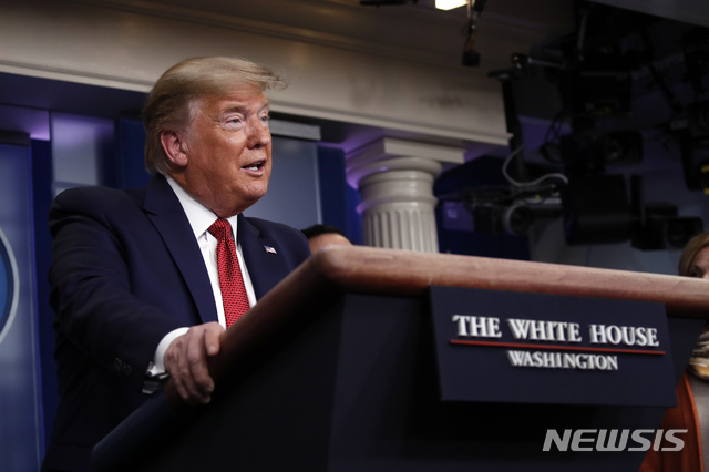[워싱턴=AP/뉴시스]도널드 트럼프 미국 대통령이 25일(현지시간) 백악관에서 신종 코로나바이러스 감염증(코로나19) 대응 전담반(TF)과 함께 언론 브리핑을 하고 있다. 2020.03.26.