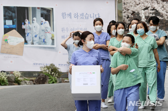 [대구=뉴시스] 이영환 기자 = 26일 오전 대구 중구 계명대하교 대구동산병원에서 의료진들이 근무 전 보호복 착용을 위해 보호구 착의실로 향하고 있다. 2020.03.26.&nbsp; 20hwan@newsis.com