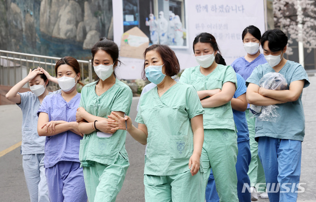 [대구=뉴시스] 이영환 기자 = 26일 오전 대구 중구 계명대하교 대구동산병원에서 의료진들이 근무 전 보호복 착용을 위해 보호구 착의실로 향하고 있다. 2020.03.26.&nbsp; 20hwan@newsis.com