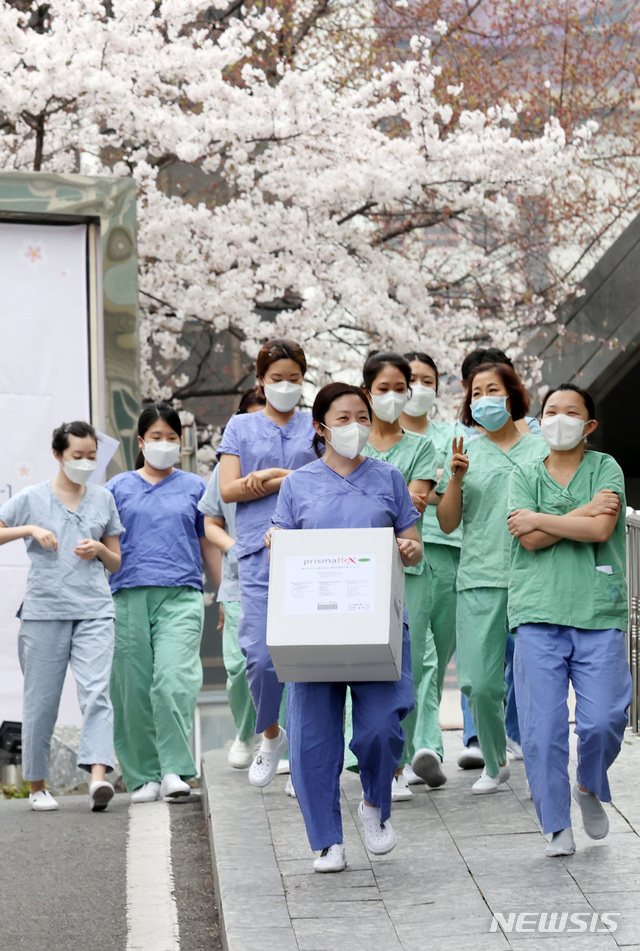 [대구=뉴시스] 이영환 기자 = 26일 오전 대구 중구 계명대하교 대구동산병원에서 의료진들이 근무 전 보호복 착용을 위해 보호구 착의실로 향하고 있다. 2020.03.26.&nbsp; 20hwan@newsis.com