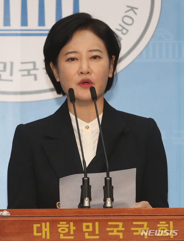 [서울=뉴시스]김명원 기자 = 더불어민주당 이수진 동작을 후보가 26일 오전 서울 여의도 국회 소통관에서 김병기(서울 동작 갑 후보) 의원와 함께 중앙정부차원의 전국민대상 재난기본소득을 적극 도입하는 문제에 대해 기자회견을 하고 있다.  2020.03.26. kmx1105@newsis.com