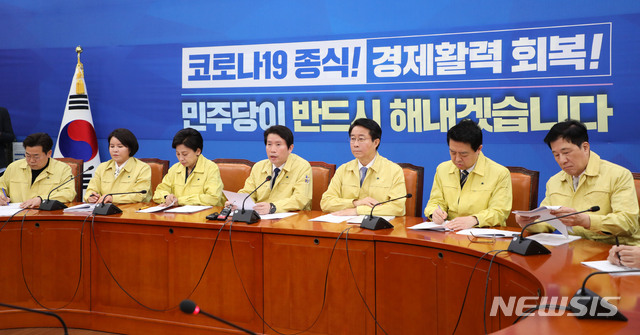 [서울=뉴시스] 김진아 기자 = 이인영 더불어민주당 코로나19국난극복위원회 총괄본부장이 26일 서울 여의도 국회에서 열린 코로나19국난극복위원회 실행회의에서 발언하고 있다. 2020.03.26. bluesoda@newsis.com