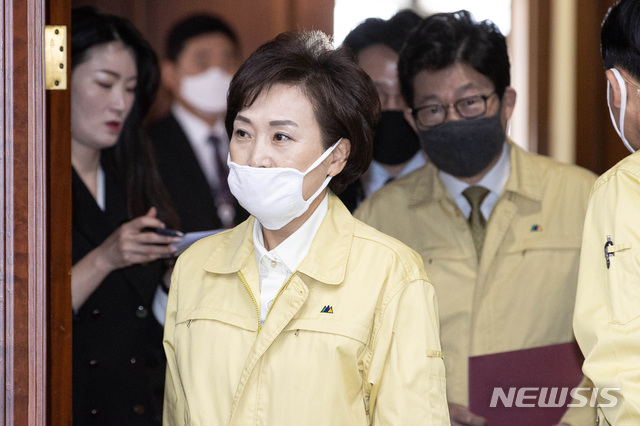 [서울=뉴시스]김병문 기자 = 김현미 국토교통부 장관이 26일 오전 서울 종로구 정부서울청사에서 열린 국정현안점검조정회의에 참석하고 있다. 2020.03.26. photo@newsis.com