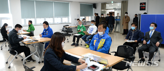 [전주=뉴시스] 김얼 기자 = 제21대 국회의원선거 후보자 등록 첫날인 26일 전북 전주시 완산구선거관리위원회에서 후보 등록을 위해 모여든 후보자들로 장내가 북적이고 있다. 2020.03.26.pmkeul@newsis.com