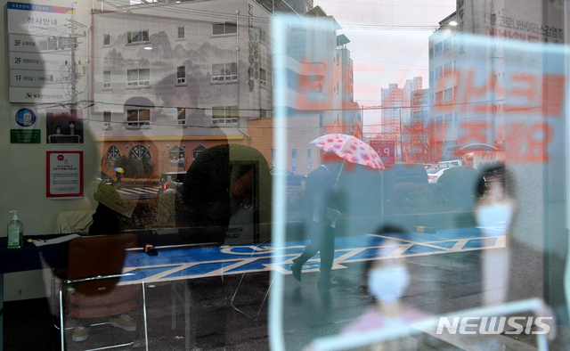 [광주=뉴시스] 신대희 기자 = 21대 국회의원을 뽑는 4·15총선 후보 등록 첫 날인 26일 광주 북구 선거관리위원회에서 직원이 출입 대상자의 발열 여부를 확인하고 있다.. 2020.03.26. sdhdream@newsis.com