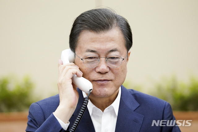 [서울=뉴시스]문재인 대통령이 26일 오전 청와대 여민관에서 쥐스탱 트뤼도 캐나다 총리와 전화 통화하고 있다.(사진=청와대 제공) 2020.03.26.photo@newsis.com