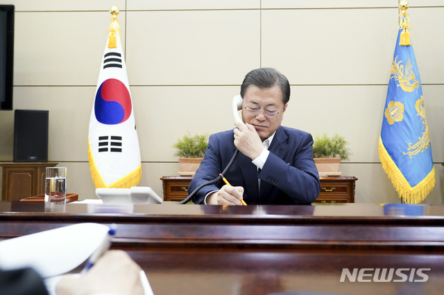 [서울=뉴시스]문재인 대통령이 26일 오전 청와대 여민관에서 쥐스탱 트뤼도 캐나다 총리와 전화 통화하고 있다.(사진=청와대 제공) 2020.03.26. photo@newsis.com