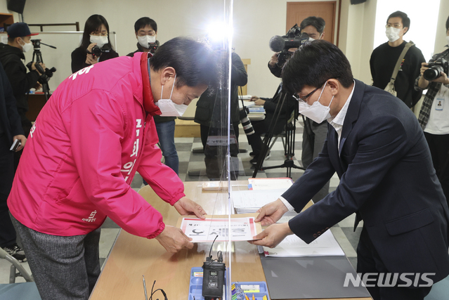 [서울=뉴시스]최진석 기자 = 제21대 총선 서울 광진을에 출마하는 오세훈 미래통합당 후보가 26일 오전 서울 광진구선거관리위원회에서 후보 등록을 하고 있다. 2020.03.26.myjs@newsis.com