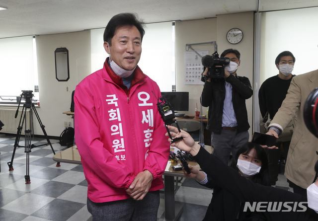 [서울=뉴시스]최진석 기자 = 제21대 총선 서울 광진을에 출마하는 오세훈 미래통합당 후보가 26일 오전 서울 광진구선거관리위원회에서 후보 등록 뒤 인터뷰를 하고 있다. 2020.03.26.myjs@newsis.com