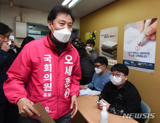[서울=뉴시스]최진석 기자 = 제21대 총선 서울 광진을에 출마하는 오세훈 미래통합당 후보가 26일 오전 서울 광진구선거관리위원회에서 후보 등록에 앞서 체온 측정 뒤 이동하고 있다. 2020.03.26. photo@newsis.com