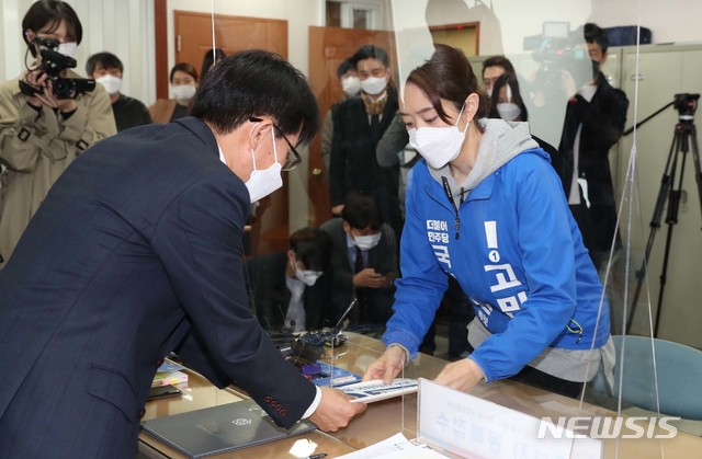 [서울=뉴시스]최진석 기자 = 제21대 총선 서울 광진을에 출마하는 고민정 더불어민주당 후보가 26일 오전 서울 광진구선거관리위원회에서 후보 등록을 하고 있다. 2020.03.26. photo@newsis.com