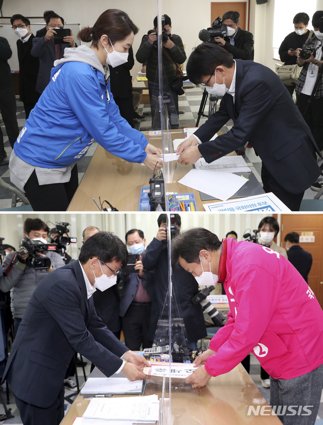 [서울=뉴시스]최진석 기자 = 제21대 총선 서울 광진을에 출마하는 고민정(위) 더불어민주당 후보와 오세훈 미래통합당 후보가 26일 오전 서울 광진구선거관리위원회에서 후보 등록을 하고 있다. 2020.03.26. photo@newsis.com