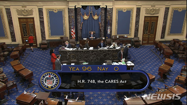 [AP/.뉴시스]미국 상원이 신종 코로나바이러스 감염증(코로나19) 대응을 위한 2조2000억달러 규모 경기 부양책을 96대0으로 통과시킨 모습. 상원 방송이 제공한 화면이다. 2020.03.26. 