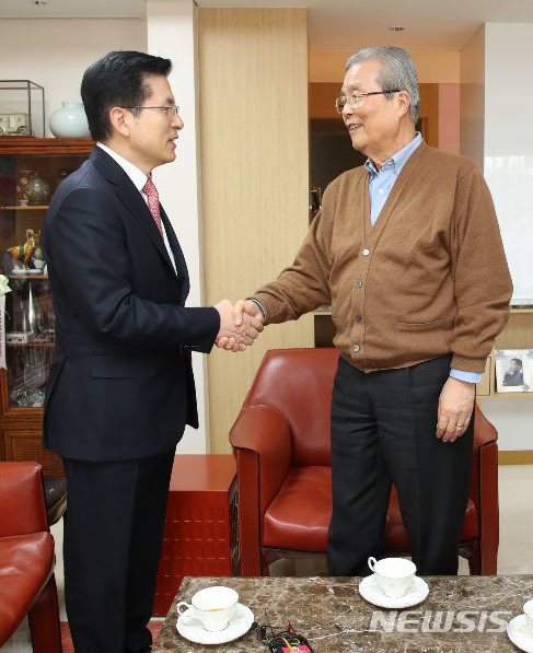 [서울=뉴시스] 김진아 기자 = 황교안 미래통합당 대표가 26일 오전 김종인 전 더불어민주당 비상대책위원회 대표 자택을 찾아 김종인 전 대표와 악수를 하고 있다. (사진=미래통합당 제공) 2020.03.26.   photo@newsis.com