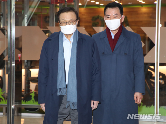[서울=뉴시스]김명원 기자 = 이해찬(왼쪽) 더불어민주당 대표가 26일 서울 여의도 한 음식점에 비례연합정당인 더불어시민당(시민당)으로 이적하는 의원들과 오찬을 위해 도착하고 있다. 2020.03.26. kmx1105@newsis.com