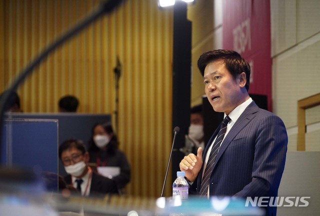 [서울=뉴시스]박정호 SK텔레콤 사장이 26일 서울 을지로 SK텔레콤 본사 수펙스홀에서 열린 제36기 정기 주주총회에 참석해 발언하고 있다. (사진=SK텔레콤 제공) 2020.03.26. photo@newsis.com