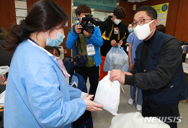 [대구=뉴시스] 이영환 기자 = 방송인 김제동이 26일 오후 대구 중구 계명대학교 대구동산병원 코로나19 지역거점병원 비상대책본부를 찾아 간호사들에게 생활용품이 든 선물꾸러미를 전달하며 대화를 하고 있다. 2020.03.26.&nbsp; 20hwan@newsis.com