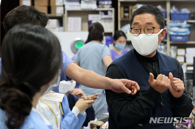[대구=뉴시스] 이영환 기자 = 방송인 김제동이 26일 오후 대구 중구 계명대학교 대구동산병원 코로나19 지역거점병원 비상대책본부를 찾아 간호사들에게 생활용품이 든 선물꾸러미를 전달하며 대화를 하고 있다. 2020.03.26.&nbsp; 20hwan@newsis.com