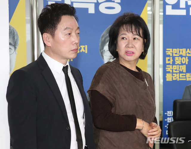 [서울=뉴시스]김명원 기자 = 열린민주당 손혜원·정봉주 최고위원이 26일 서울 여의도 열린민주당사에서 열린 공약정책회의에 앞서 이야기를 나누고 있다.  2020.03.26. kmx1105@newsis.com