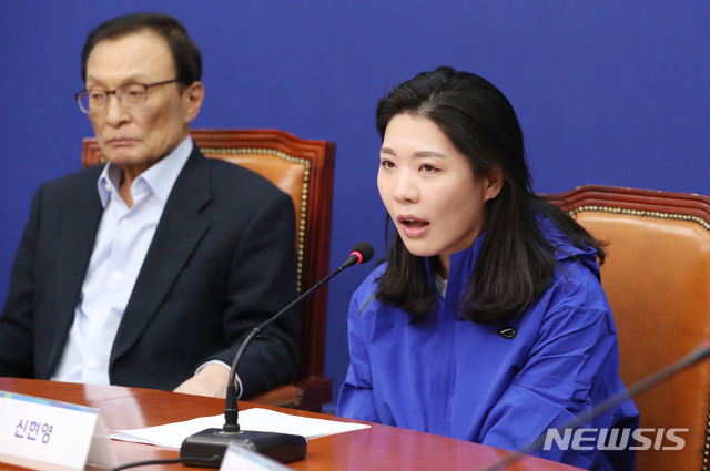 [서울=뉴시스] 김진아 기자 = 신현영 명지병원 가정의학과 교수가 26일 서울 여의도 국회에서 더불어시민당 비례후보들과 이해찬 더불어민주당 대표를 예방, 인사말을 하고 있다. 2020.03.26. bluesoda@newsis.com