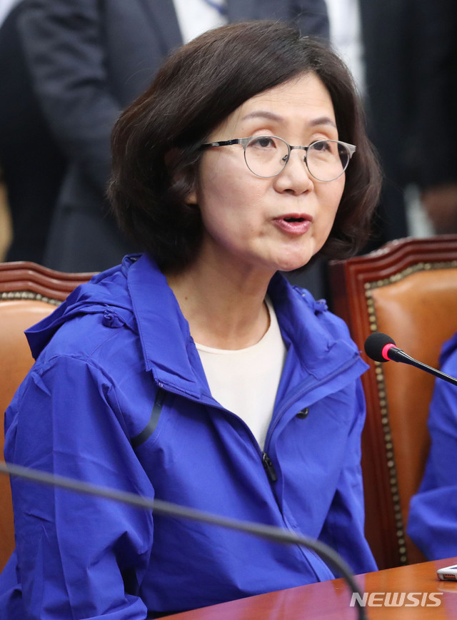 [서울=뉴시스] 김진아 기자 = 권인숙 한국여성정책연구원 원장이 26일 서울 여의도 국회에서 더불어시민당 비례후보들과 이해찬 더불어민주당 대표를 예방, 인사말을 하고 있다. 2020.03.26. bluesoda@newsis.com