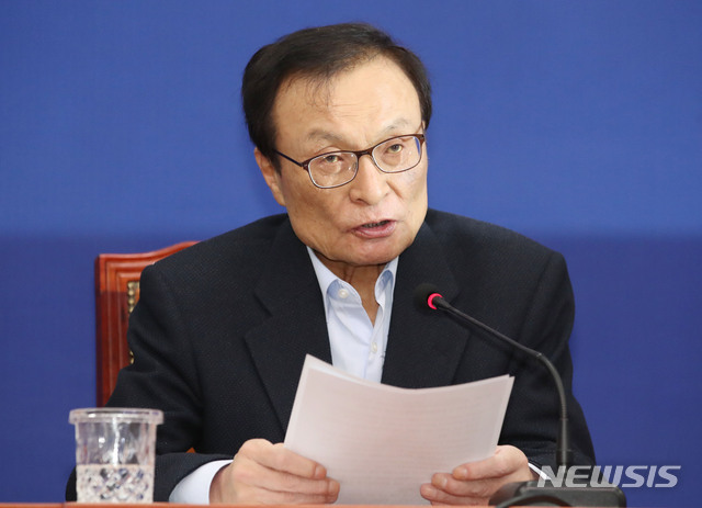 [서울=뉴시스] 김진아 기자 = 이해찬 더불어민주당 대표가 26일 서울 여의도 국회에서 더불어시민당 비례후보들과 기념촬영 후 인사말을 하고 있다. 2020.03.26. bluesoda@newsis.com