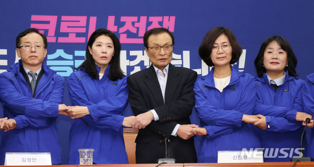 [서울=뉴시스] 김진아 기자 = 이해찬 더불어민주당 대표가 26일 서울 여의도 국회에서 더불어시민당 신현영 명지병원 가정의학과 교수, 권인숙 한국여성정책연구원 원장 등 비례후보들과 기념촬영을 하고 있다. 2020.03.26.&nbsp; bluesoda@newsis.com