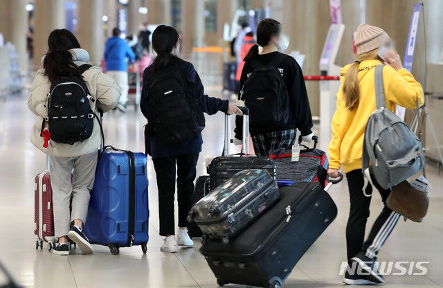 [인천공항=뉴시스] 고범준 기자 = 26일 오후 인천국제공항 제1터미널에서 독일 프랑크푸르트발 여객기를 타고 온 무증상 승객들이 공항을 빠져나가고 있다. 이날 신종 코로나바이러스 감염증(코로나19)의 해외유입 환자가 급증하면서 인천국제공항 옥외공간에 개방형 선별진료소(워킹스루)가 운영된다. 2020.03.26.&nbsp; bjko@newsis.com
