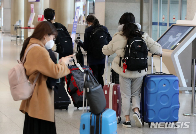 [인천공항=뉴시스] 고범준 기자 = 26일 오후 인천국제공항 제1터미널에서 독일 프랑크푸르트발 여객기를 타고 온 무증상 승객들이 공항을 빠져나가고 있다. 이날 신종 코로나바이러스 감염증(코로나19)의 해외유입 환자가 급증하면서 인천국제공항 옥외공간에 개방형 선별진료소(워킹스루)가 운영된다. 2020.03.26. bjko@newsis.com