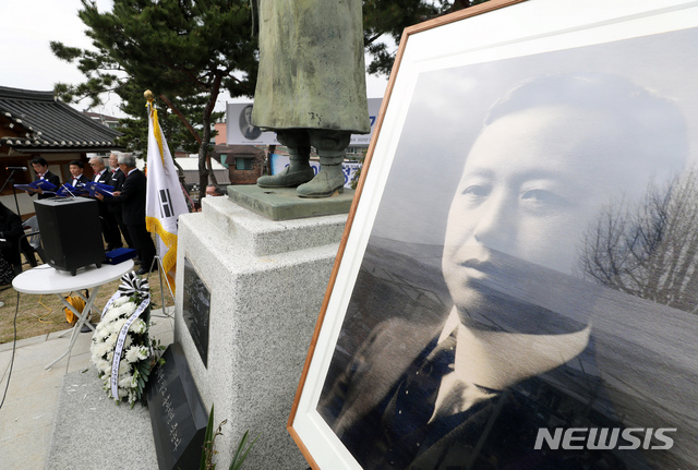 [서울=뉴시스] 이윤청 기자 = 중창단이 지난 2020년 3월 26일 오후 서울 종로구 이화장에서 열린 이승만 전 대통령 탄신 제145주년 기념식에서 찬송을 하고 있다. 2020.03.26. radiohead@newsis.com